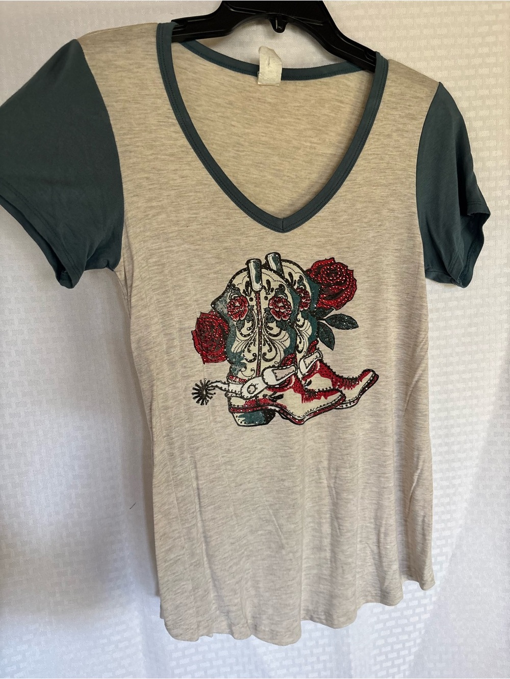 V-Neck Short Sleeve Graphic Tee in Heather Beige with Teal Accents